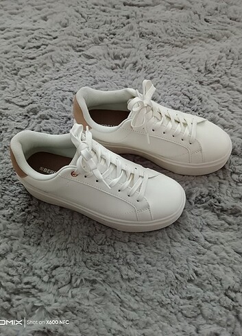 Beyaz sneakers
