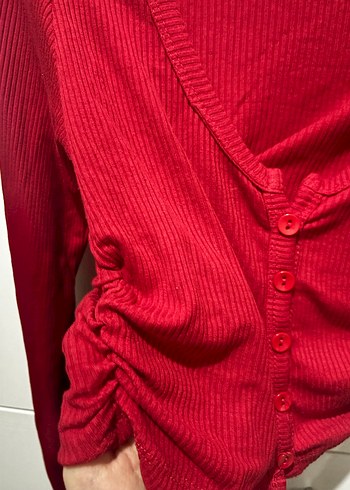 Kırmızı V Yakalı Düğmeli Kadın Bluz - Görsel 2