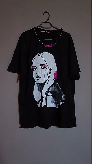 Zincir Detaylı Kız Baskılı T-Shirt