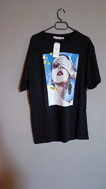 Kadın Baskılı ve Pul Detaylı Şık T-Shirt