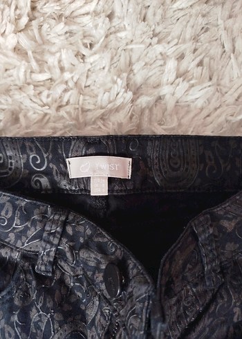 Deri görünümlü Siyah Gotik Desenli Kadın Pantolon - Görsel 3