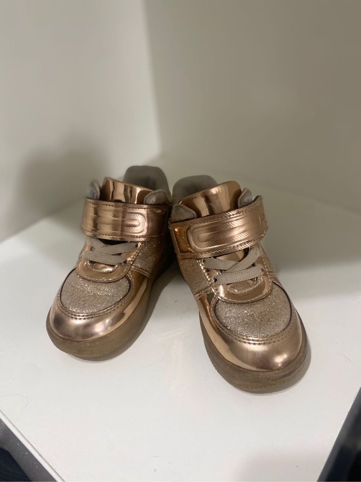 Kız Çocuk Parlak Altın Cırt Cırtlı Spor Ayakkabı - Görsel 2