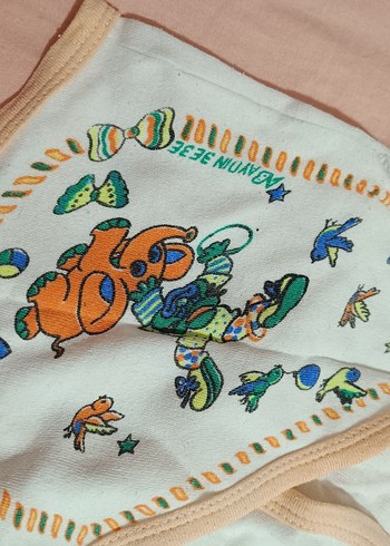 Nakışlı Pastel Beyaz Bebek Önlüğü - Görsel 3