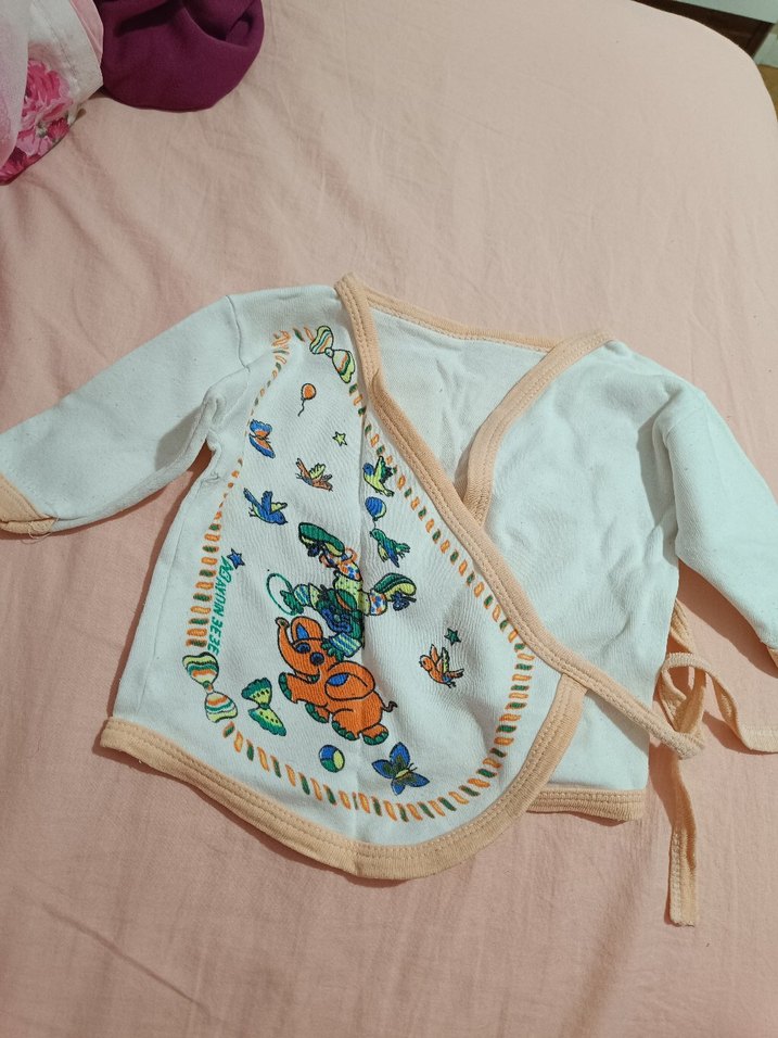 Nakışlı Pastel Beyaz Bebek Önlüğü - Görsel 2