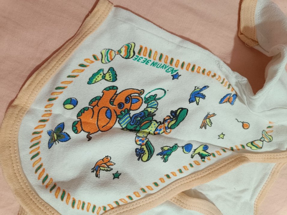 Nakışlı Pastel Beyaz Bebek Önlüğü - Görsel 3