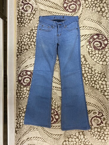 Açık renk İspanyol paça kot pantolon