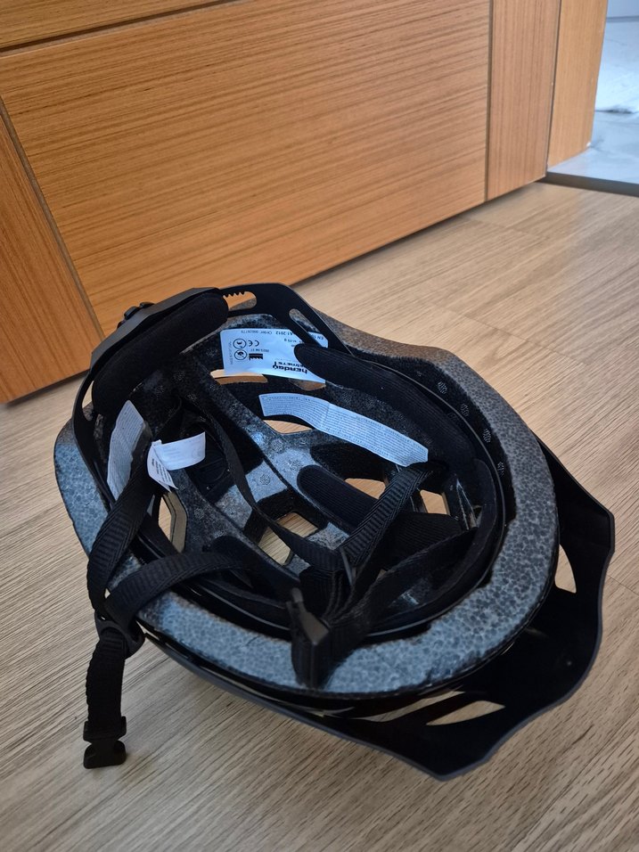 Kilitli Siyah Bisiklet Kaskı - Görsel 2