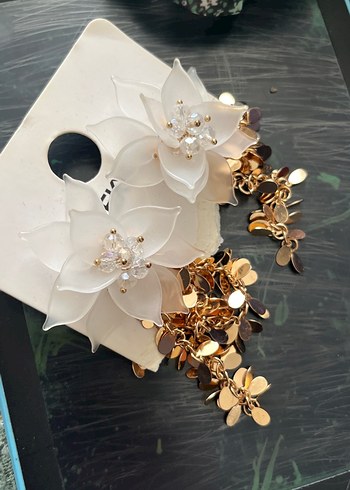 Beyaz Çiçekli Uzun Pullu Bohem Küpe - Görsel 4