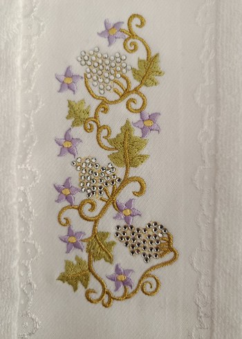 Nakışlı Beyaz Havlu Mor Dantel Detaylı - Görsel 2