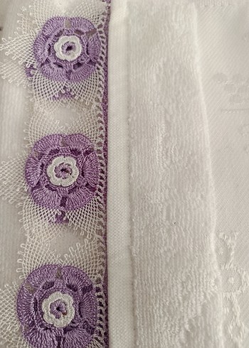 Nakışlı Beyaz Havlu Mor Dantel Detaylı - Görsel 3