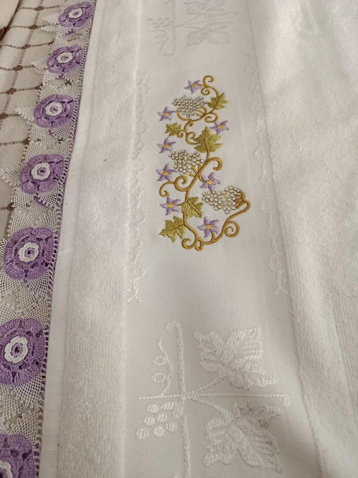 Nakışlı Beyaz Havlu Mor Dantel Detaylı - Görsel 4