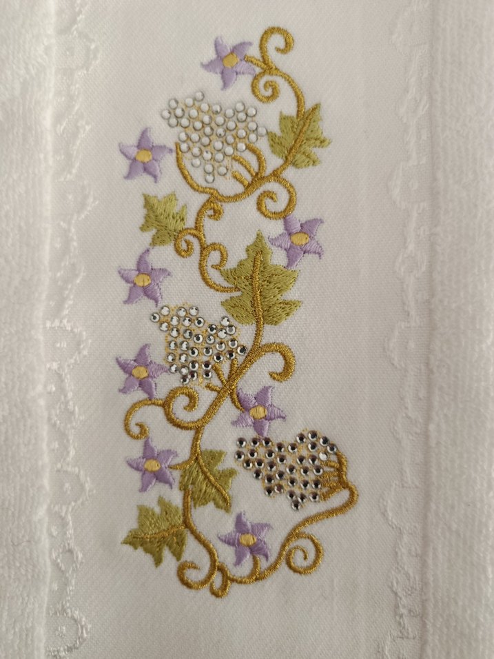 Nakışlı Beyaz Havlu Mor Dantel Detaylı - Görsel 2