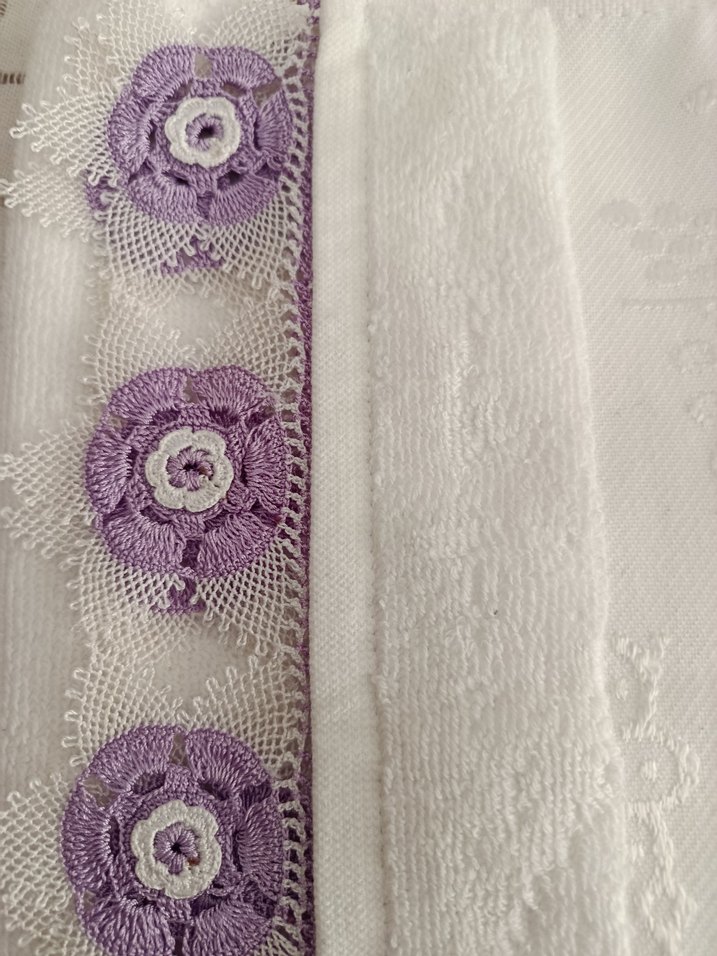 Nakışlı Beyaz Havlu Mor Dantel Detaylı - Görsel 3