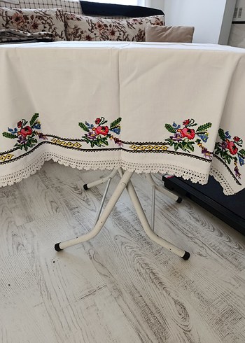 Nakışlı Dantel Kenarlı Masa Örtüsü - Görsel 3