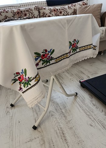 Nakışlı Dantel Kenarlı Masa Örtüsü - Görsel 2