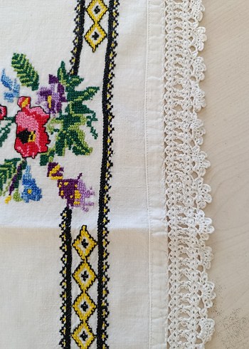 Nakışlı Dantel Kenarlı Masa Örtüsü - Görsel 4