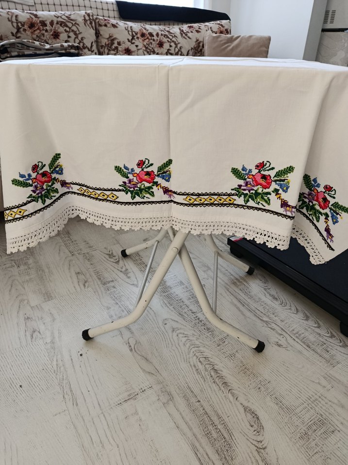 Nakışlı Dantel Kenarlı Masa Örtüsü - Görsel 3