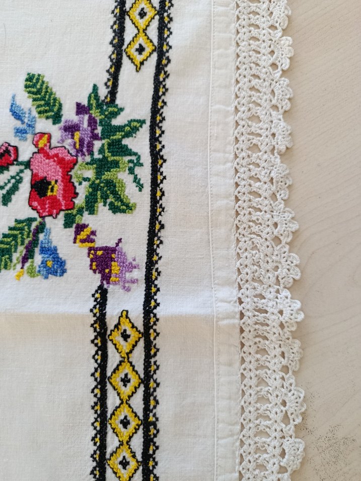 Nakışlı Dantel Kenarlı Masa Örtüsü - Görsel 4