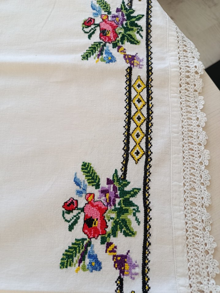 Nakışlı Dantel Kenarlı Masa Örtüsü - Görsel 5