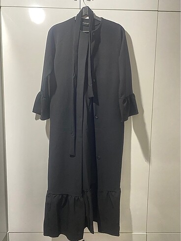 Trençkot ferace abaya ne derseniz :)