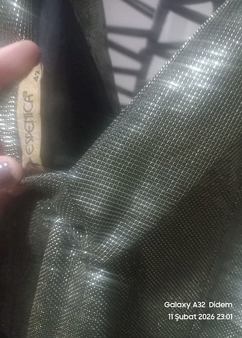 Zincir Detaylı Siyah Uzun V Yaka Elbise balik model - Görsel 3