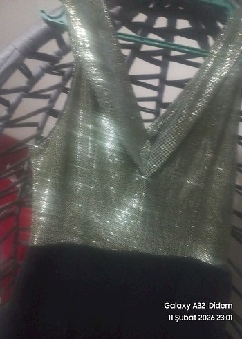 Zincir Detaylı Siyah Uzun V Yaka Elbise balik model - Görsel 2