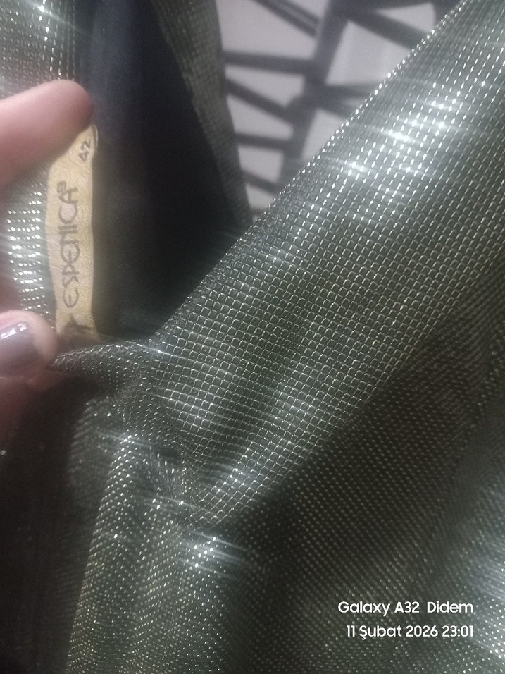 Zincir Detaylı Siyah Uzun V Yaka Elbise balik model - Görsel 3