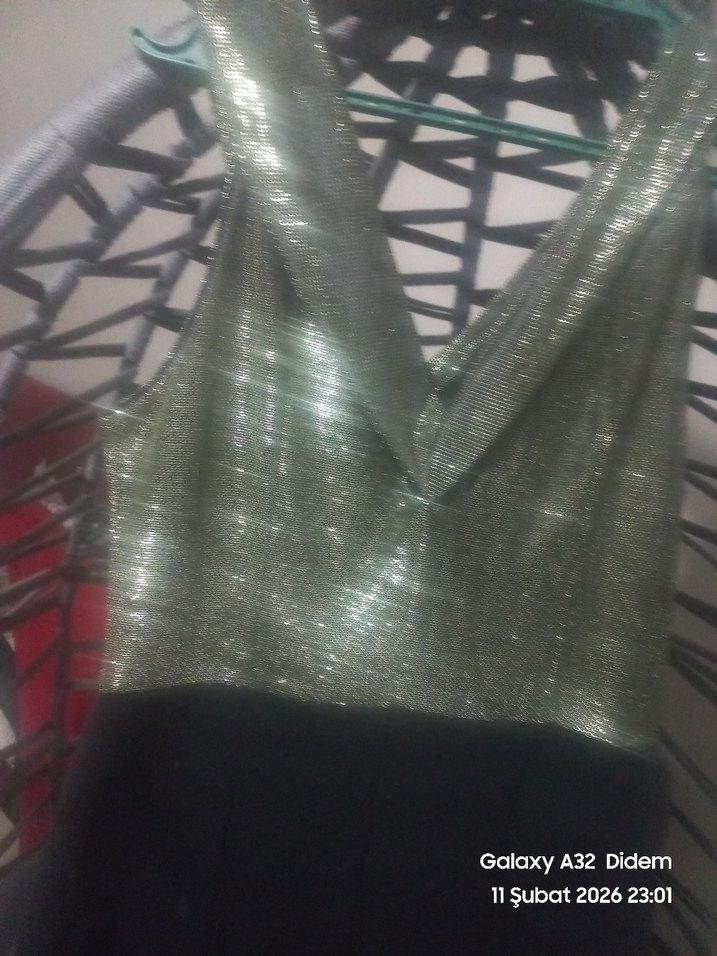 Zincir Detaylı Siyah Uzun V Yaka Elbise balik model - Görsel 2