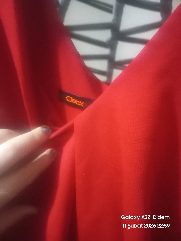 Kırmızı Uzun V Yaka Drapeli Elbise yirtmacli - Görsel 3