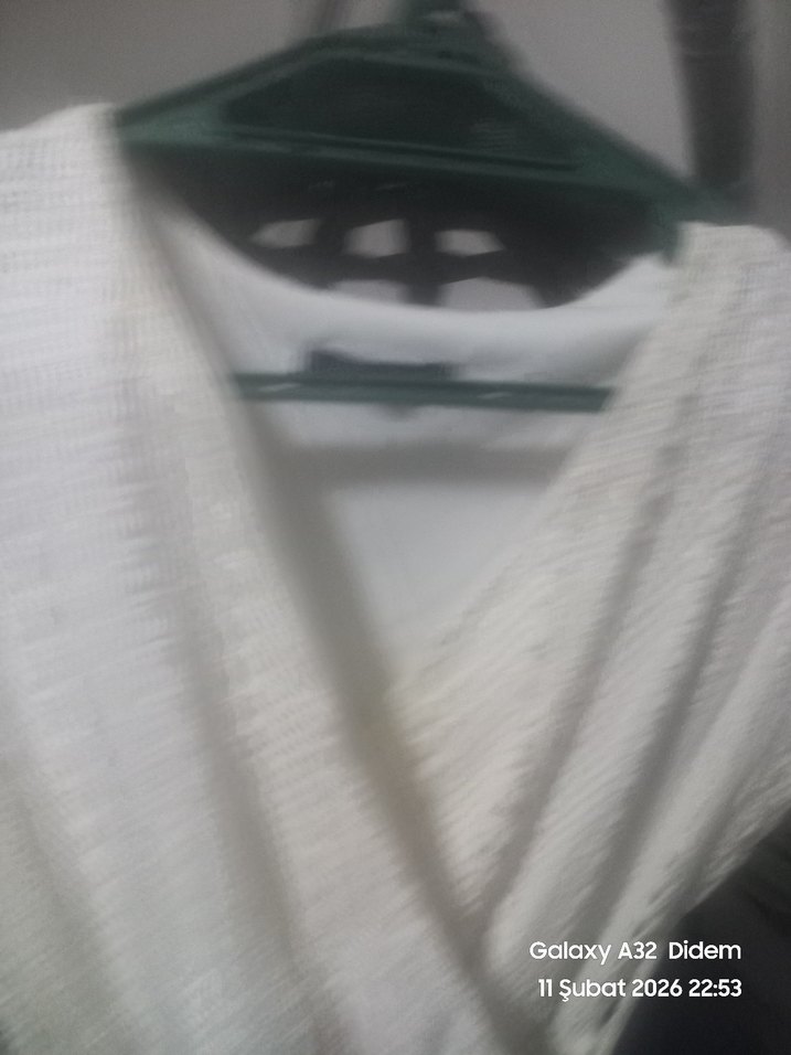 Beyaz Nakışlı V Yaka Midi Elbise - Görsel 2