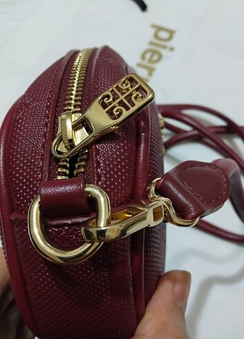 Beden bordo Renk Orijinal Pierre cardin askılı çapraz çanta sıfır üründür