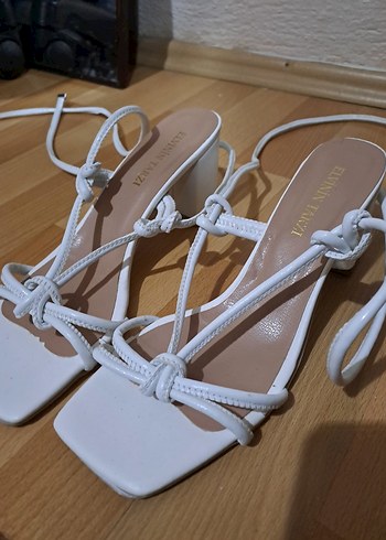 Beyaz Bağcıklı Topuklu Kadın Sandalet