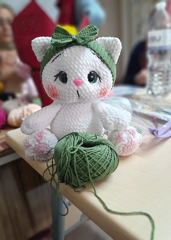 Yeşil fiyonk detaylı beyaz peluş oyuncak kedi - Görsel 4