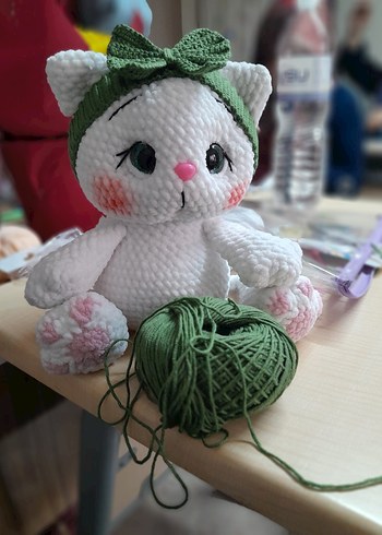 Yeşil fiyonk detaylı beyaz peluş oyuncak kedi - Görsel 3