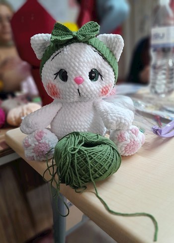 Yeşil fiyonk detaylı beyaz peluş oyuncak kedi - Görsel 2