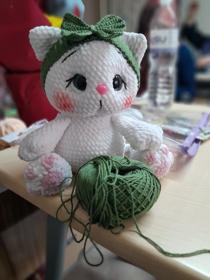 Yeşil fiyonk detaylı beyaz peluş oyuncak kedi - Görsel 3