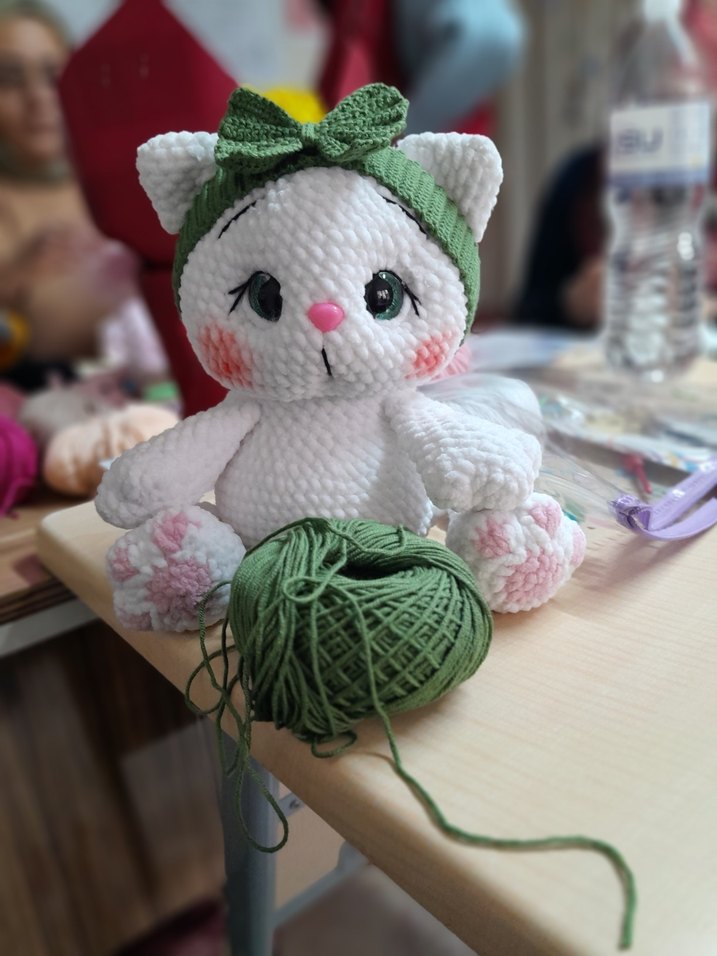 Yeşil fiyonk detaylı beyaz peluş oyuncak kedi - Görsel 2