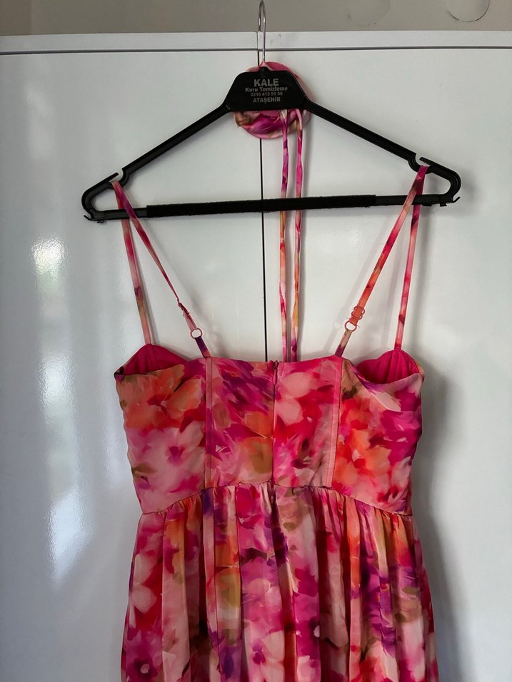 Pembe bağlama desenli uzun ince askılı elbise - Görsel 5