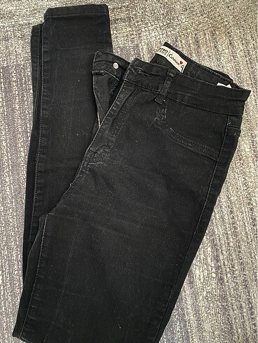 Siyah dar paça jeans