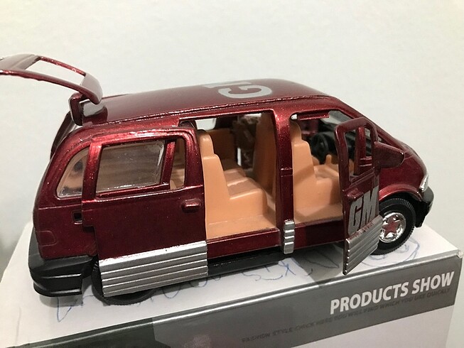1/32 ölçek bordo metalik renkli GM COMMUNICATION MİNÜBÜS Ön sağ 