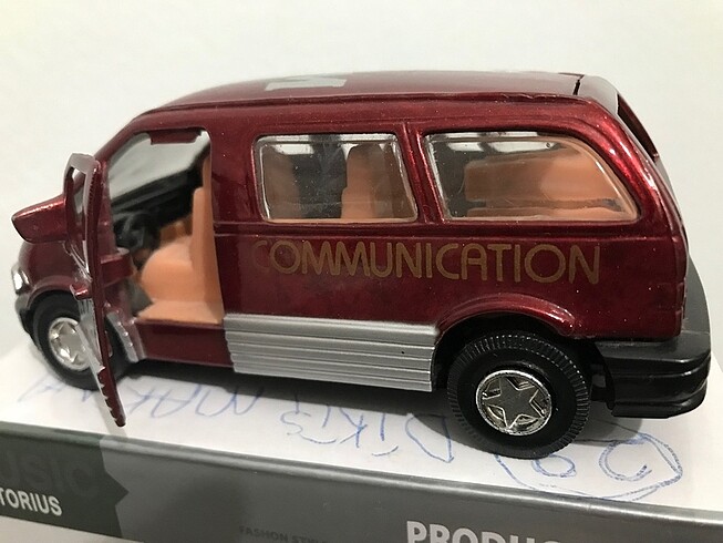 1/32 ölçek bordo metalik renkli GM COMMUNICATION MİNÜBÜS Ön sağ