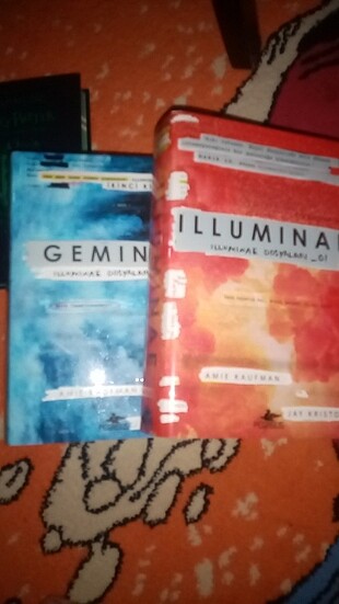  Beden Illuminae & Gemina