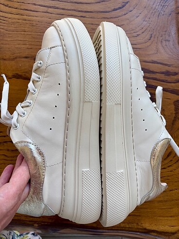 Nursace sneakrs