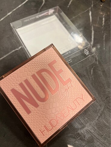 Huda beauty nude light far paleti