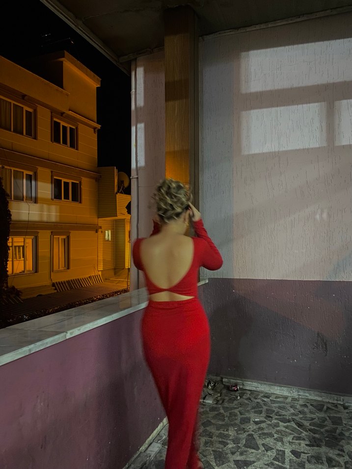 Sırt Detaylı Kırmızı Elbise - Görsel 2