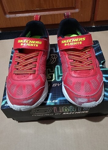 33 Beden kırmızı Renk SKECHERS ÇOCUK AYAKKABISI 33 NUMARA
