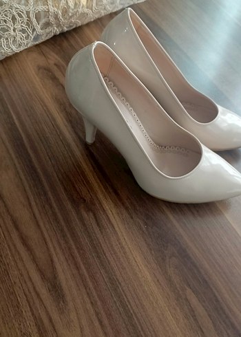 Beyaz Stiletto Topuklu Kadın Ayakkabı