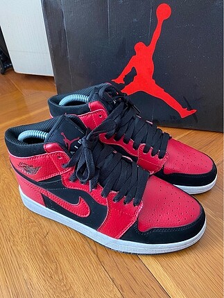 Nike air jordan 1 mid reverse bred