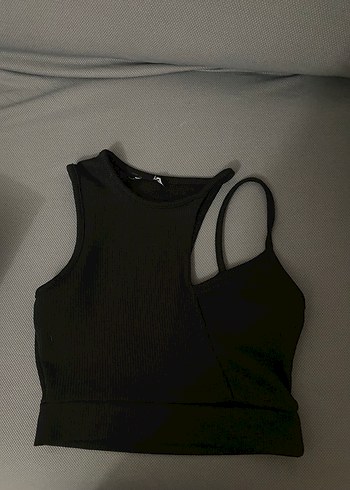 Siyah Kolsuz Yüksek Yakalı Crop Top