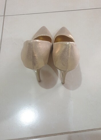 Altin sarisi stiletto